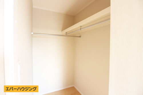 ウォークインクローゼット。上段に棚もございます（1号棟写真参考）