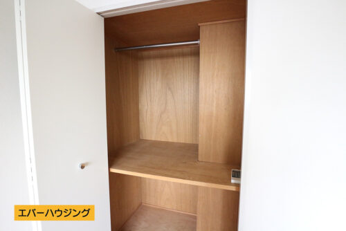 洋室の収納は奥行きがあるので、たっぷり物を置けます。