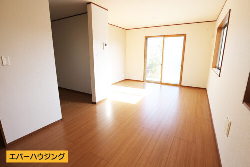 リビングと一体としてご利用できる畳スペースがございます。(居間)