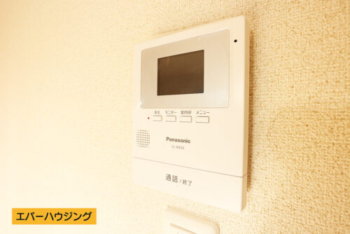 カラーモニター付インターホンで安心です（1号棟写真参考）
