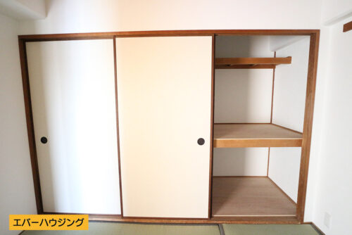 押入は奥行きがあり、たっぷり収納できます。