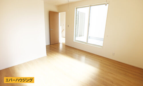 【同仕様写真です】 洋室です。ナチュラルな内装なので家具の色を合わせやすいです。