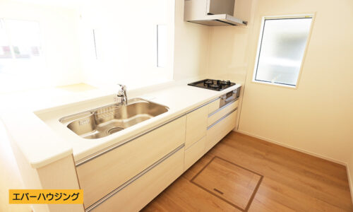 【同仕様写真です】 対面式キッチンなので、リビングの様子が見えます。小さなお子様のいるご家庭でも安心です。