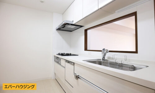 対面式のシステムキッチン♪ 白を基調としたシンプルで使いやすいキッチンです。