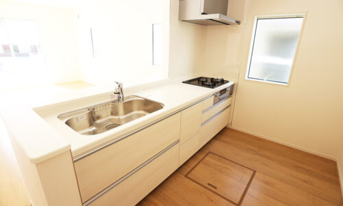 同形状・同仕様写真です。 対面式のシステムキッチンです。