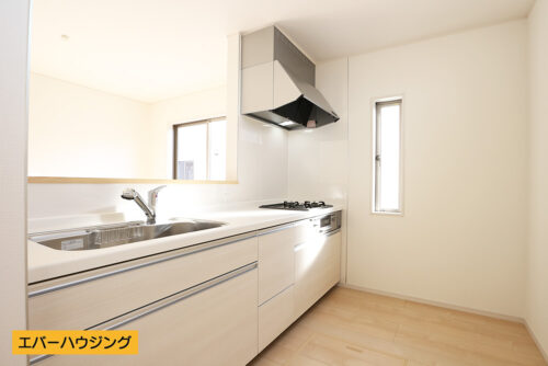 小窓付きの対面式システムキッチン。（1号棟写真参考）