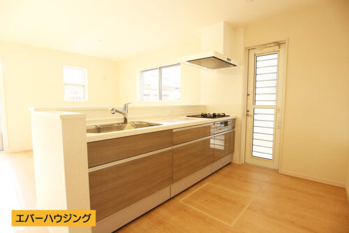 対面式のシステムキッチン♪勝手口があり、裏口へ出られます（1号棟写真参考）