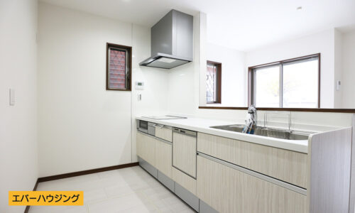 小窓が付いたカウンターキッチン。リビングの様子が見えるので小さなお子様のいる方も安心です。