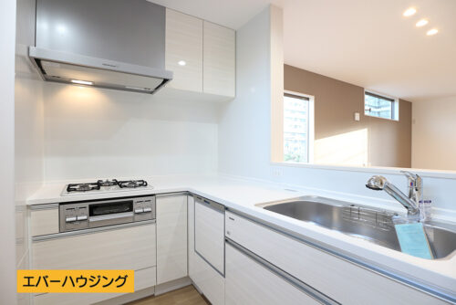 使いやすいL字型です！収納力もあるので、キッチン周りがスッキリします。