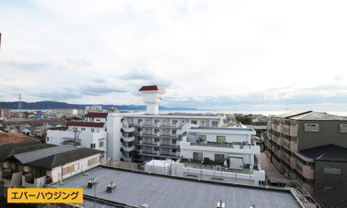 バルコニーから眺望。晴れている日は淡路島や海が一望できます。
