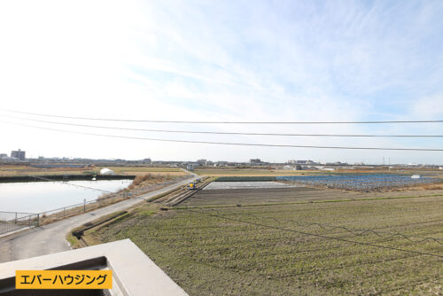 バルコニーからの眺望です。田園風景が広がり、開放感があります♪