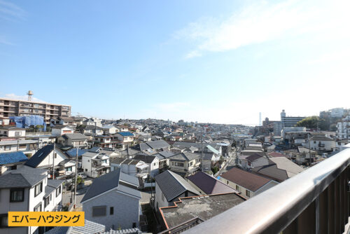 バルコニーからの眺望です。 海や、明石海峡大橋まで見ることができます。