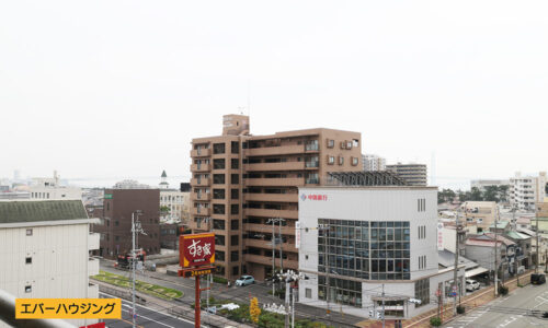 バルコニーからの眺望。明石海峡大橋も見えます♪
