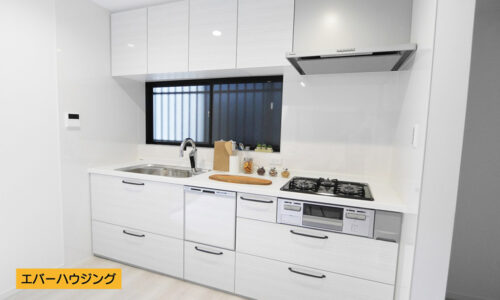 キッチンスペースには換気に便利な小窓も付いています。床と壁に合わせたホワイトカラーで統一♪