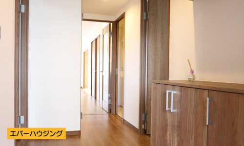 玄関スペース。横幅が広いので荷物の多い時や、来客が多い時などに便利です♪