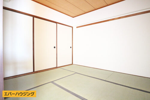 リビングに隣接した和室６帖のお部屋♪大容量の押し入れ収納が付いています。