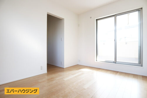 洋室６帖のお部屋。バルコニーへ出られます。