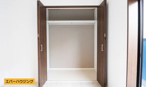 洋室のクローゼット収納。