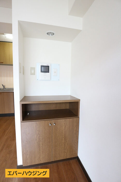 リビングには便利な収納棚があります♪