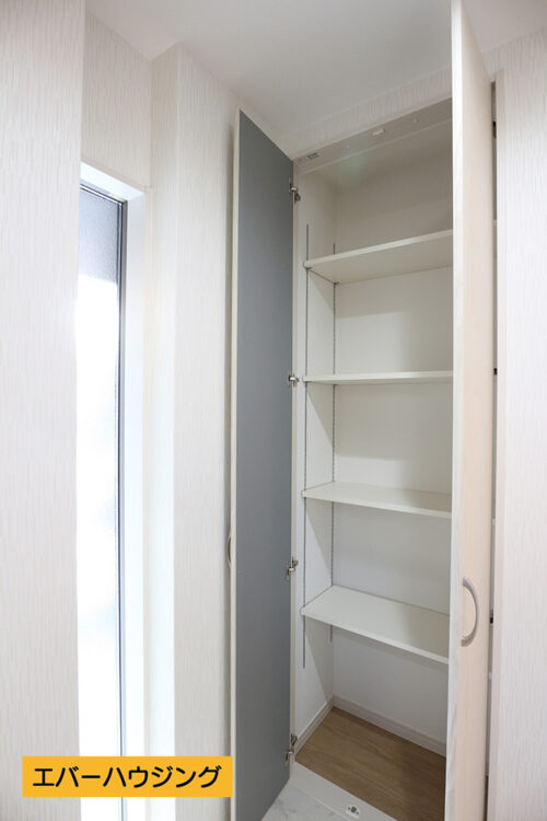 便利な可動式の収納棚です。