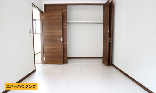 洋室のクローゼット。上段に棚もあり、たっぷり収納出来ます。