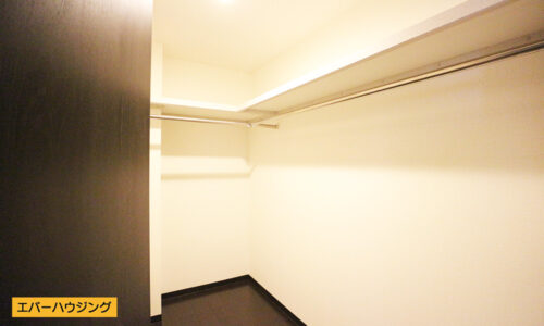 廊下にはウォークインクローゼットがあり、お荷物が多い方も安心です。