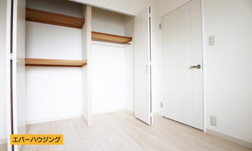 洋室のクローゼット収納。壁一面にあるので、たっぷり収納出来ます。