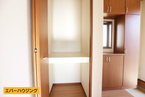 廊下には便利な収納スペースがございます。