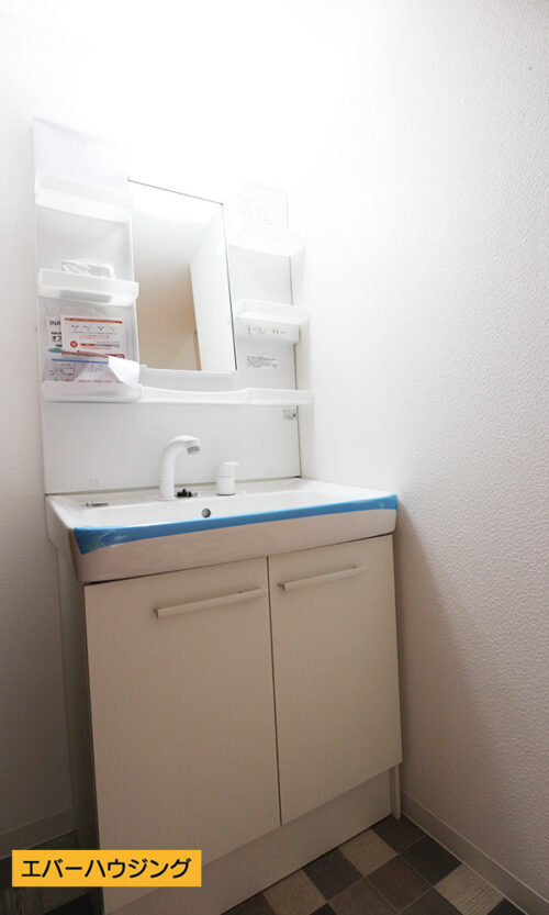 忙しい朝に嬉しいシャワー付きの洗面化粧台です。