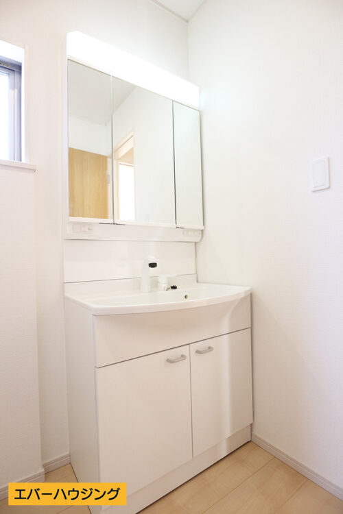 女性に嬉しい3面鏡の洗面台（1号棟写真参考）