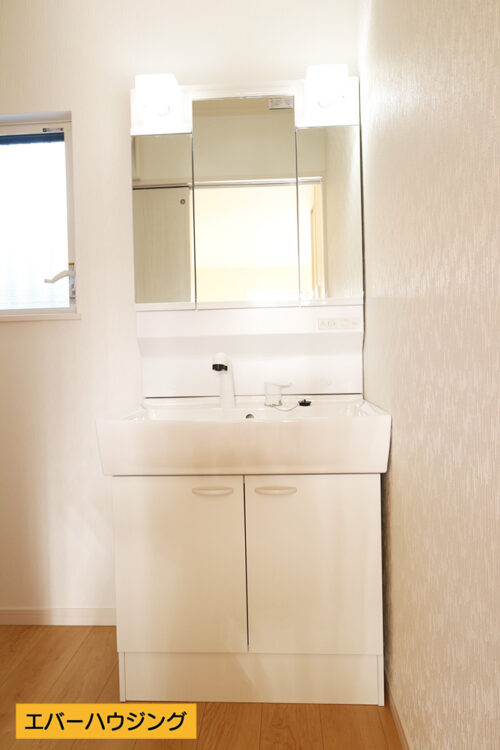 洗面台は女性に嬉しい三面鏡です（1号棟写真参考）