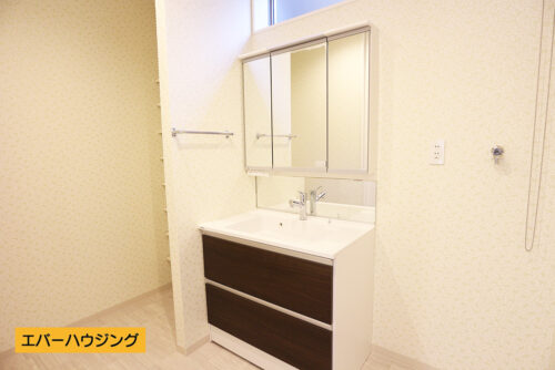 洗面台は女性に嬉しい三面鏡です。洗面所の奥にも大容量の収納スペースがございます。リネン室としても♪