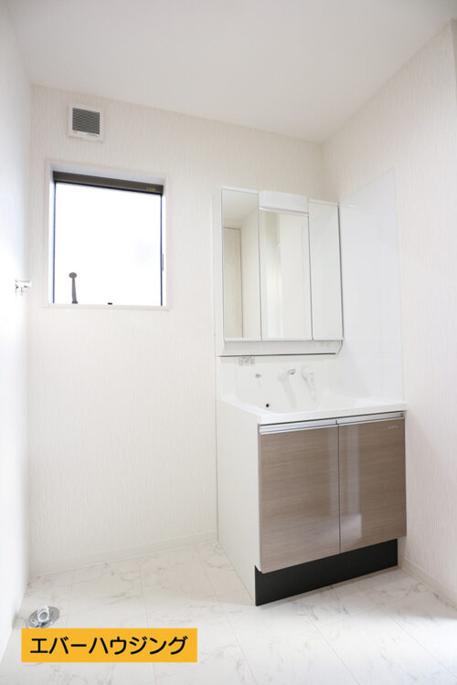 シャワー付きの洗面化粧台。洗面所には収納棚もあるので、タオルなども収納出来ます。