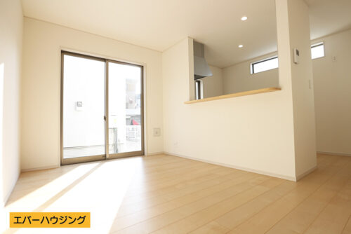 リビングは広々18帖以上！南向きで明るいお部屋です。（1号棟写真参考）