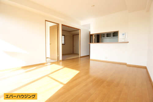 16帖の広々リビング。南西向きで陽当たり良好です。