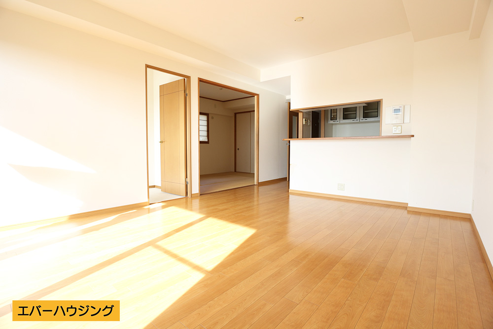 16帖の広々リビング。南西向きで陽当たり良好です。