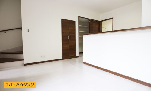 キッチンからリビングの様子が見えます。