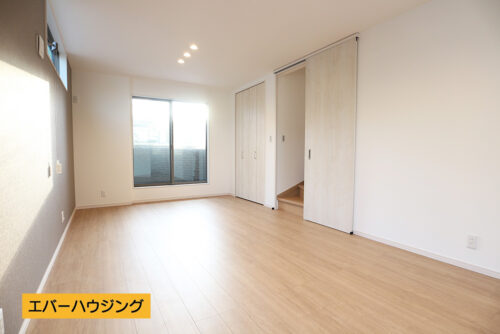 リビングは広々16.6帖の広さです。南西向きで陽当たり良好です。