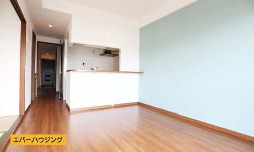 LDK１１．８帖。淡いミントグリーンのアクセントクロスが優しい雰囲気のお部屋です♪