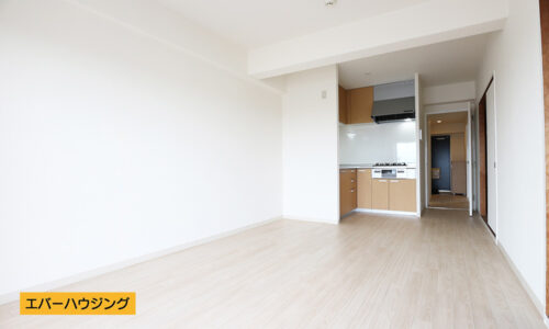 リビングダイニング。淡い色の床材で白を基調にしているのでお部屋の中が明るい雰囲気です♪