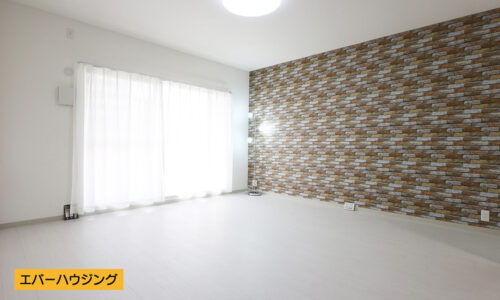 11.4帖のリビングダイニング。 アクセントクロスがオシャレなリビングです。