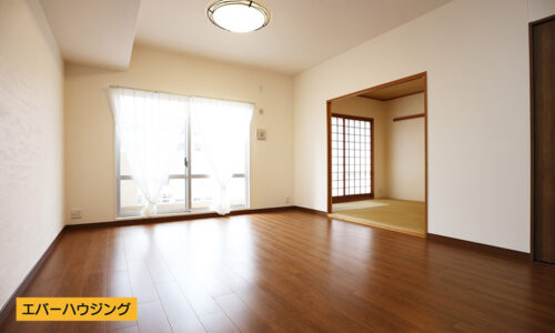 LDK16.1帖の広さ♪南西向きで陽当たり良好です。シンプルな内装なので家具のお色も合わせやすいです。