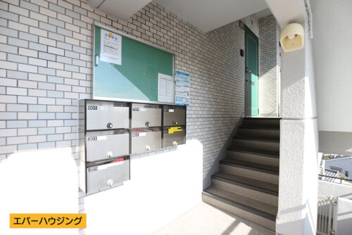 5階部分ですが、エントランス階のため道路から直接入れます。