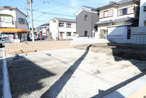 現地写真（2020年1月現在）更地。5月完成予定です。