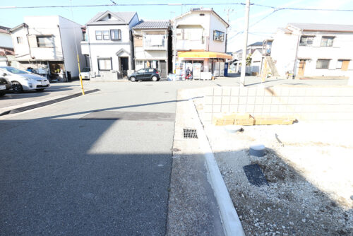 現地の前面道路です。道路幅員約6ｍです。