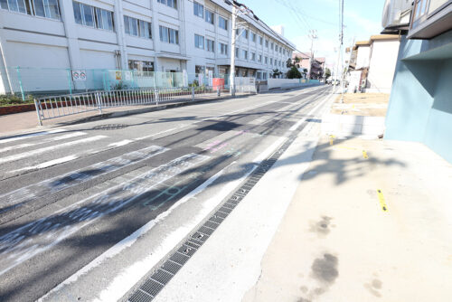 山陽電鉄「林崎松江海岸駅」徒歩9分！ JR「西明石駅」も徒歩18分の立地です。 2区画分譲！物件目の前が林崎小学校です。