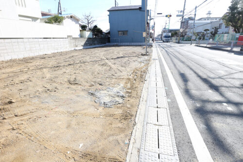 前面道路を含む現地写真。