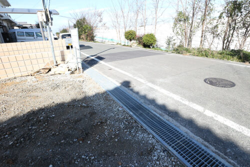 現地前の前面道路です。