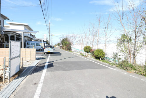 現地前の前面道路です。