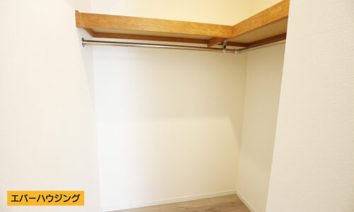 洋室のウォークインクローゼット。上段にも棚があり、小物なども収納できます。